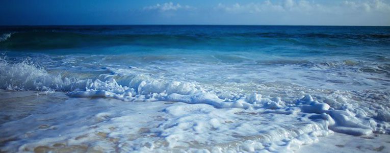 A body of water with waves crashing on it.